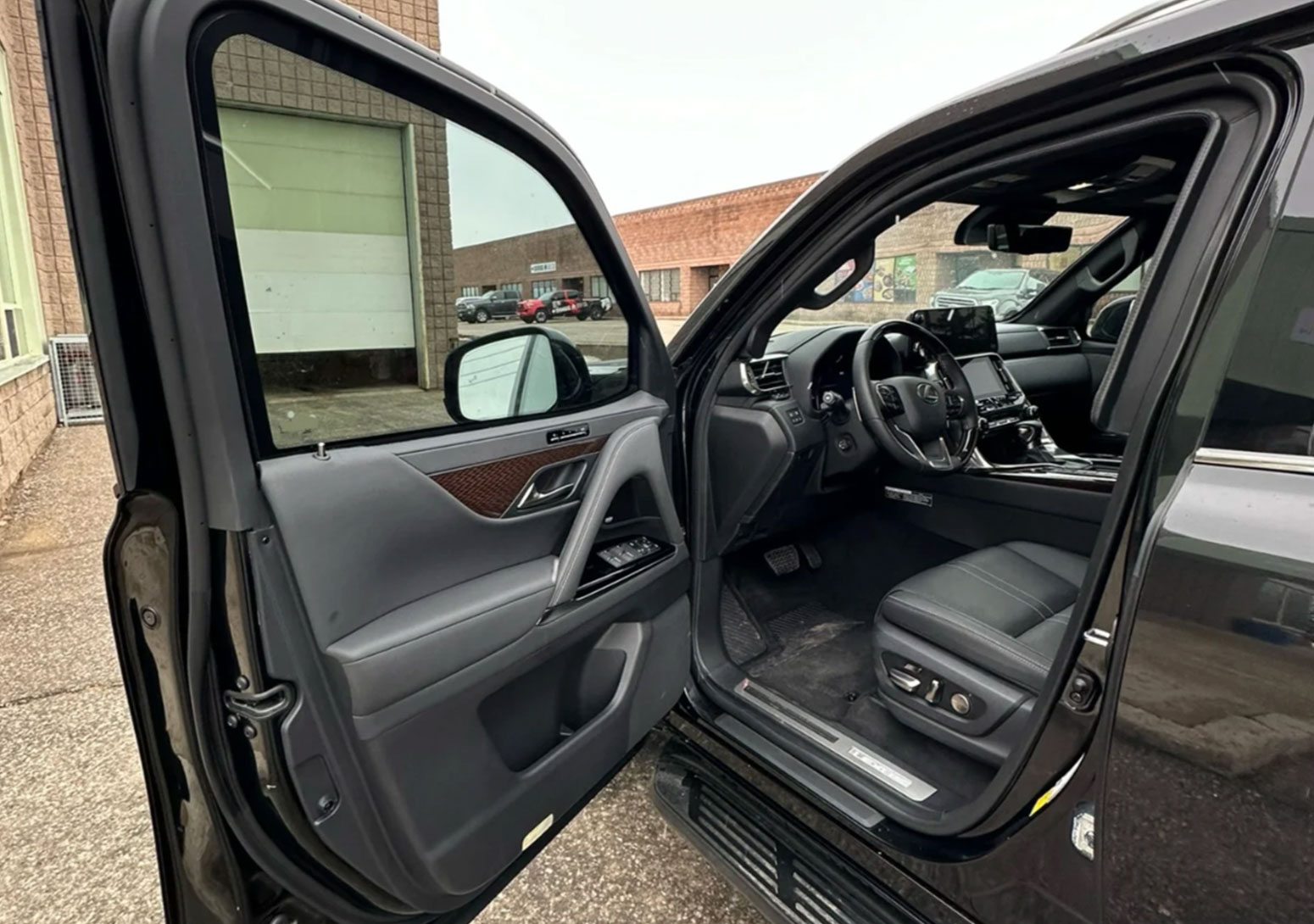 Lexus LX 600 (Black)
